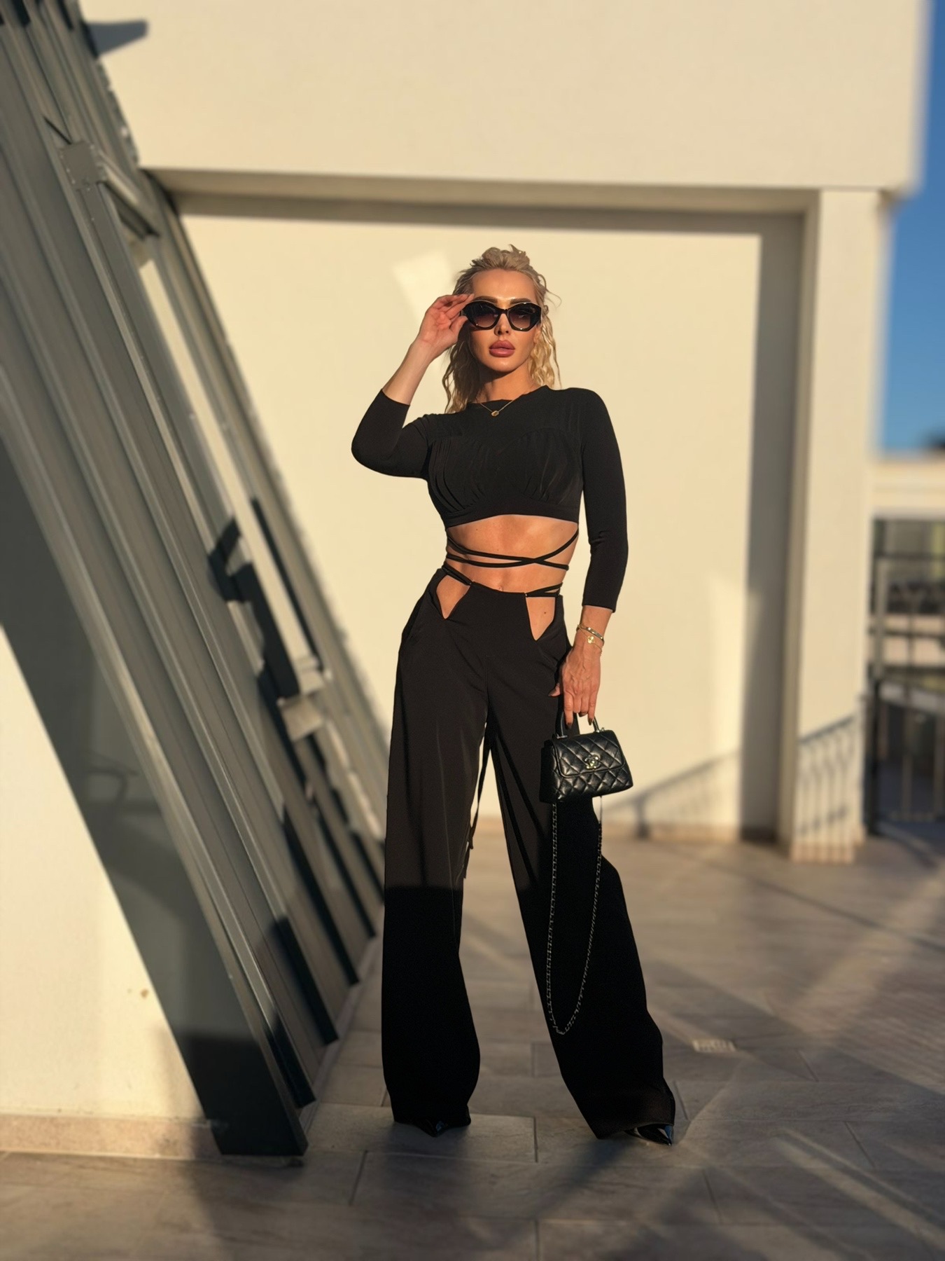 Панталон с изрязани детайли